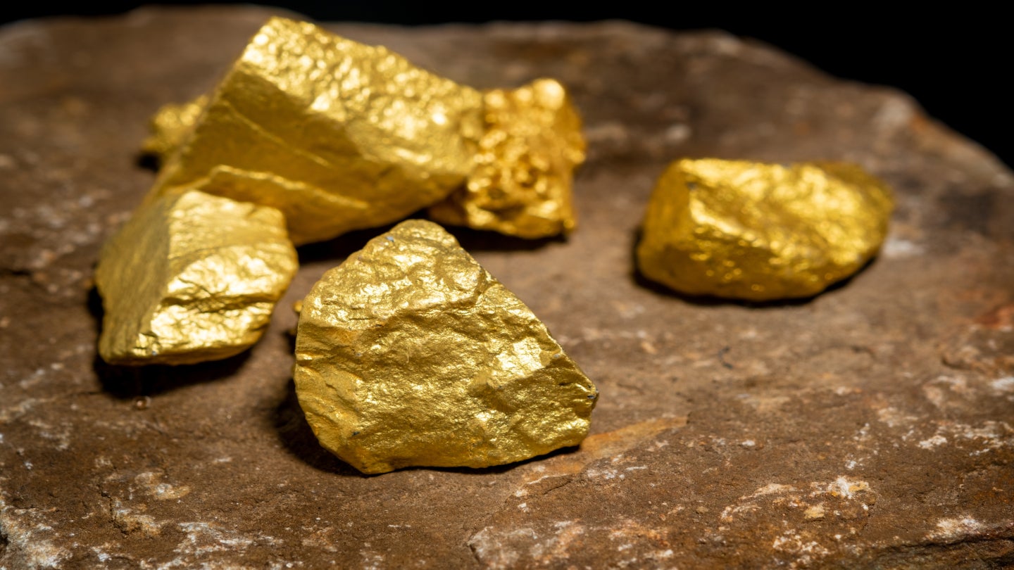 peru-suspends-gold-mining-for-30-days-after-13-miners-killed