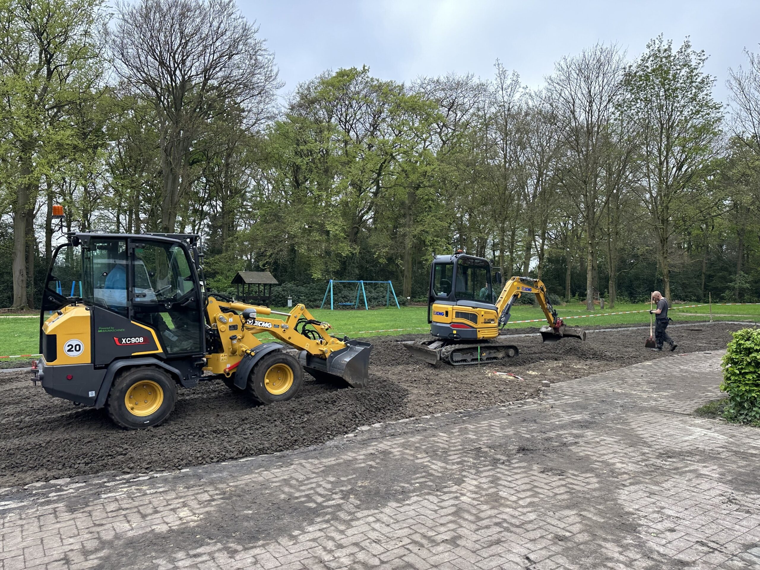 Компания-xcmg-поставляет-на-европейский-рынок-партию-компактных-гидростатических-погрузчиков