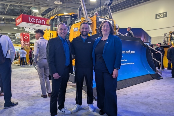 komatsu-keeps-it-iconic-at-conexpo