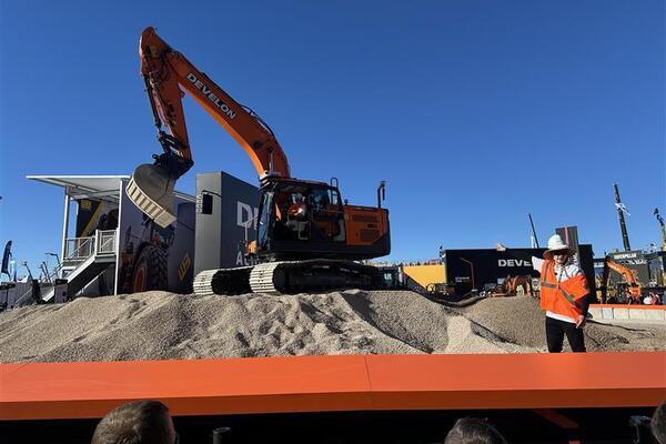 develon-unveils-smart-excavators-at-conexpo